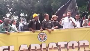 Pakar Telematika Roy Suryo saat orasi di depan Gedung KPK, Jakarta, Kamis, 2/10/2025 | Muhammad Reza/Forum Keadilan