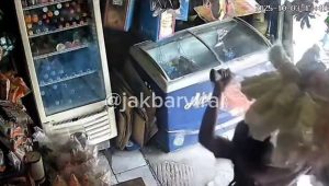 Pembacokan oleh seorang pelajar di depan toko kelontong, Jalan Semeru, Grogol Petamburan, Jakarta Barat, Jumat, 3/10/2025 | Instagram @jJakbarviral