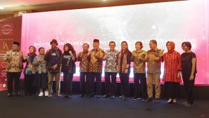 Founder Jimly School of Law and Government (JSLG) Jimly Asshiddiqie dan sejumlah pemenang Jimly Award saat berfoto bersama di kawasan Jakarta Pusat, Rabu, 15/10/2025 | Syahrul Baihaqi/Forum Keadilan