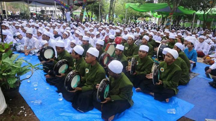 Sarung, Sandal Jepit, dan Martabat Santri