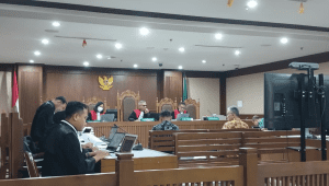 Eks Ketua Badan Pengawas Pasar Modal dan Lembaga Keuangan (Bapepam-LK) 2006-2011 Ahmad Fuad Rahmany (kanan) di Pengadilan Tipikor Jakarta, Selasa, 14/10/2025 | Syahrul Baihaqi/Forum Keadilan