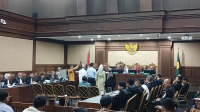 Eks Dirut Pertamina Karen Agustiawan (tengah baju hijau) saat menjadi saksi di sidang tata kelola minyak Pertamina, di Pengadilan Tipikor Jakarta, Senin, 27/10/2025 | Syahrul Baihaqi/Forum Keadilan
