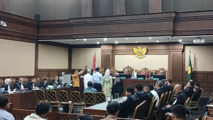 Eks Dirut Pertamina Karen Agustiawan (tengah baju hijau) saat menjadi saksi di sidang tata kelola minyak Pertamina, di Pengadilan Tipikor Jakarta, Senin, 27/10/2025 | Syahrul Baihaqi/Forum Keadilan