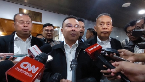 Jajaran Wakil Ketua DPR RI, Sufmi Dasco (tengah), Saan Mustofa (kanan), Cucun Ahmad Syamsurijal (kiri), di Komplek Parlemen, Senayan, Jakarta | Novia Suhari/ Forum Keadilan