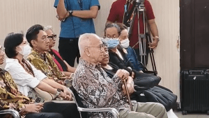 Ayah Nadiem, Nono Anwar Makarim dan ibunya, Atika Algadri hadir langsung pada sidang perdana praperadilan di Pengadilan Negeri Jakarta Selatan, Jumat, 3/10/2025. | Syahrul Baihaqi/ Forum Keadilan