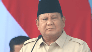 Presiden Prabowo menyampaikan amanatnya saat bertindak sebagai inspektur upacara pada peringatan Hari Ulang Tahun (HUT) ke-80 TNI yang digelar di Lapangan Silang Monumen Nasional (Monas), Jakarta, pada Minggu, 5/10/2025. | YouTube Sekretariat Presiden