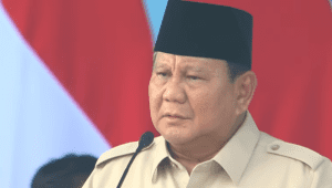Presiden Prabowo menyampaikan amanatnya saat bertindak sebagai inspektur upacara pada peringatan Hari Ulang Tahun (HUT) ke-80 TNI yang digelar di Lapangan Silang Monumen Nasional (Monas), Jakarta, pada Minggu, 5/10/2025. | YouTube Sekretariat Presiden