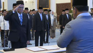 Anggito Abimanyu dilantik oleh Presiden Prabowo Subianto sebagai anggota Dewan Komisioner Lembaga Penjaminan Simpanan (LPS) merangkap Ketua untuk tahun 2025-2030, Di Istana Negara, Jakarta, Rabu, 8/10/2025. | YouTube Sekretariat Presiden