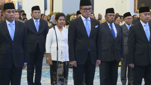 Presiden Prabowo Subianto melantik Dony Oskaria (tengah) sebagai Kepala Badan Pengaturan Badan Usaha Milik Negara (BP BUMN), di Istana Negara, Jakarta, Rabu, 8/10/2025. | YouTube Sekretariat Presiden