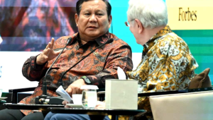 Presiden Prabowo Subianto dalam sesi dialog bersama Chairman and Editor-in-Chief Forbes Media, Steve Forbes, pada ajang Forbes Global CEO Conference 2025 yang berlangsung di Hotel The St. Regis, Jakarta, Rabu, 15/10/2025. | Dok BPMI Setpres/Kris