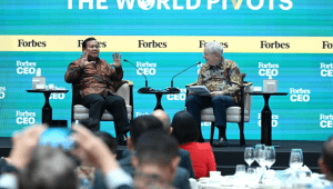Presiden Prabowo Subianto dalam sesi dialog bersama Chairman and Editor-in-Chief Forbes Media, Steve Forbes, pada ajang Forbes Global CEO Conference 2025 yang berlangsung di Hotel The St. Regis, Jakarta, Rabu, 15/10/2025. | Dok BPMI Setpres/Kris