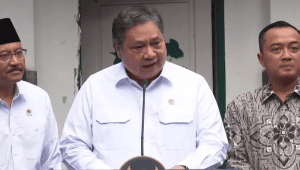 Menteri Koordinator Bidang Perekonomian Airlangga Hartarto pada jumpa pers di Jakarta, Jumat, 17/10/2025. | YouTube Sekretariat Presiden