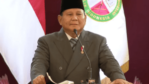 Presiden Prabowo Subianto menyampaikan pidato saat menghadiri Sidang Senat Terbuka, Pengukuhan Mahasiswa Baru, dan Wisuda Sarjana di Universitas Kebangsaaan Republik Indonesia (UKRI), Bandung, pada Sabtu, 18/10/2025. | YouTube GerindraTV