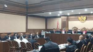 Tiga terdakwa kasus korupsi tata kelola minyak mentah di Pengadilan Tipikor Jakarta, Senin, 20/10/2025. | Syahrul Baihaqi/ Forum Keadilan