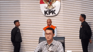KPK menahan Komisaris Utama PT Inti Alasindo Energi (IAE) Arso Sadewo (AS), di Gedung Merah Putih KPK, Jakarta, Selasa, 21/10/2025. | Muhammad Reza/ Forum Keadilan
