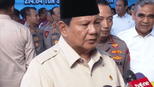 Presiden Prabowo Subianto memberikan keterangan pers usai memberikan sambutan pada acara pemusnahan barang bukti narkoba 214,84 ton senilai Rp29,37 triliun periode satu tahun pemerintahan yang berlangsung di Lapangan Bhayangkara Markas Besar Kepolisian Negara Republik Indonesia (Mabes Polri), Jakarta, pada Rabu, 29 Oktober 2025. | YouTube Sekretariat Presiden