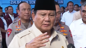 Presiden Prabowo Subianto memberikan keterangan pers usai memberikan sambutan pada acara pemusnahan barang bukti narkoba 214,84 ton senilai Rp29,37 triliun periode satu tahun pemerintahan yang berlangsung di Lapangan Bhayangkara Markas Besar Kepolisian Negara Republik Indonesia (Mabes Polri), Jakarta, pada Rabu, 29 Oktober 2025. | YouTube Sekretariat Presiden
