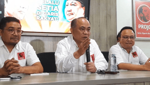 Ketua Umum Pro Jokowi (Projo) sekaligus mantan Menteri Koperasi Budi Arie Setiadi (tengah) di Kawasan Jakarta Selatan, Rabu, 29/10/2025 | Novia Suhari/Forum Keadilan