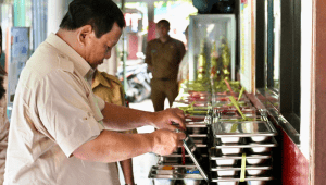 Presiden Prabowo Subianto memeriksa kotak Makan Bergizi Gratis (MBG) | Dok. Kemensetneg