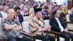 Presiden ke-7 RI Joko Widodo (Jokowi) duduk berdampingan dengan Menteri Kehutanan Raja Juli Antoni saat menghadiri Rapat Senat Terbuka Dies Natalis ke-62 Fakultas Kehutanan Universitas Gadjah Mada (UGM) di Auditorium Fakultas Kehutanan UGM pada Jumat, 17/10/2025 | YouTube Kehutanan ugm (kehutanan_ugm)