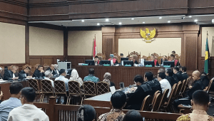 Eks Dirut Pertamina Karen Agustiawan (tengah baju hijau) saat menjadi saksi di sidang tata kelola minyak Pertamina, di Pengadilan Tipikor Jakarta, Senin, 27/10/2025 | Syahrul Baihaqi/Forum Keadilan