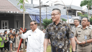Gubernur DKI Jakarta Pramono Anung (kiri) dan Anggota DPRD DKI Jakarta Fraksi PDI Perjuangan Hardiyanto Kenneth (kanan) saat meresmikan Taman Bugar di kawasan Duri Kepa, Kebon Jeruk, Jakarta Barat, pada Selasa, 30/9/2025 | Ist