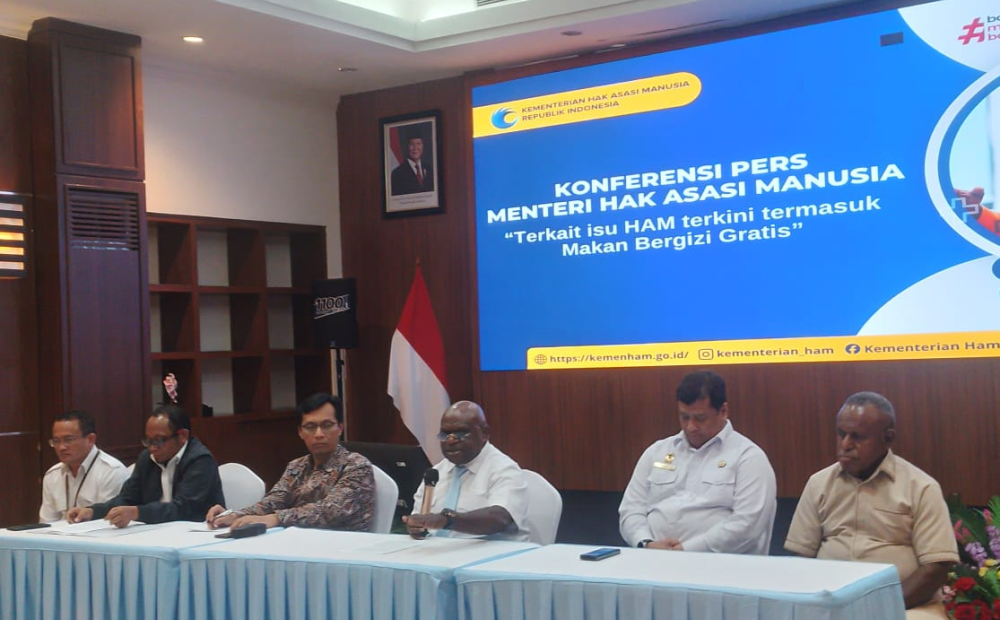 Tepis Kritik, Menteri HAM Pigai Klaim 99,99 Persen Program Makan Bergizi Berjalan Baik