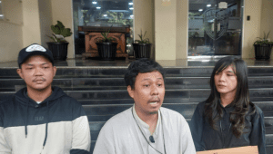 Koordinator KontraS Dimas Bagus Arya (tengah) di Polda Metro Jaya, Rabu, 1/10/2025 | Ari Kurniansyah/Forum Keadilan