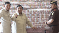 Presiden Prabowo Subianto bersama Menteri Pertahanan (Menhan) Sjafrie Sjamsoeddin (kiri) dan Jaksa Agung Sanitiar Burhanuddin (kanan) saat penyerahan uang sitaan senilai Rp13,2 triliun di kasus CPO di Gedung Utama Kejagung, Senin, 20/10/2025 | YouTube Sekretariat Presiden