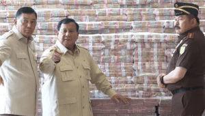 Presiden Prabowo Subianto bersama Menteri Pertahanan (Menhan) Sjafrie Sjamsoeddin (kiri) dan Jaksa Agung Sanitiar Burhanuddin (kanan) saat penyerahan uang sitaan senilai Rp13,2 triliun di kasus CPO di Gedung Utama Kejagung, Senin, 20/10/2025 | YouTube Sekretariat Presiden