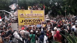 Ratusan massa menggelar aksi unjuk rasa di depan Gedung Komisi Pemberantasan Korupsi (KPK), Jakarta, pada Kamis, 2/10/2025 | Muhammad Reza/Forum Keadilan