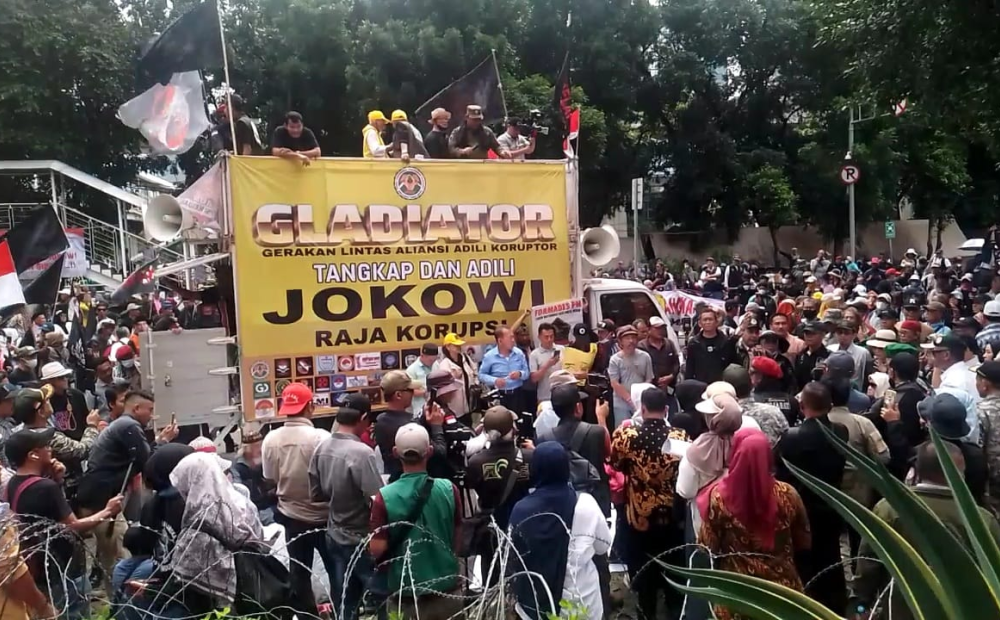 Ratusan Massa Gelar Aksi di depan Gedung KPK, Tuntut Jokowi Diperiksa dan Desak Pemakzulan Wapres Gibran