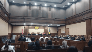 Junaedi Sabih, Legal Wilmar Muhammad Syafe'i, dan Boss Buzzer Adhiya Muzakki saat menghadapi sidang dakwaan di Pengadilan Tipikor Jakarta, Rabu, 22/10/2025 | Syahrul Baihaqi/Forum Keadilan