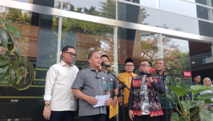 Kepala Pusat Penerangan Hukum (Kapuspenkum) Kejagung Anang Supriatna (baju abu) di Gedung PN Jakpus, Kamis, 9/10/2025 | Syahrul Baihaqi/Forum Keadilan