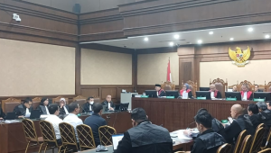 Tiga terdakwa kasus korupsi tata kelola minyak mentah di Pengadilan Tipikor Jakarta, Senin, 20/10/2025 | Syahrul Baihaqi/Forum Keadilan