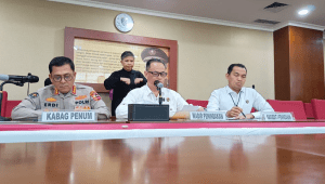 Wakil Direktur Penindakan Kortas Tipikor Polri Kombes Bhakti Eri Nurmansyah (tengah) saat memberikan keterangan kepada media di Bareskrim, Mabes Polri, Selasa 21/10/2025 | Ari Kurniansyah/Forum Keadilan