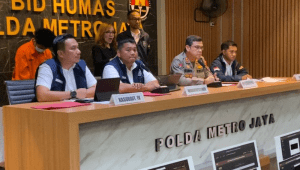 AKBP Fian Yunus (kedua dari kiri) dan Kasubbid Penmas Polda Metro Jaya AKBP Reonald Simanjuntak (kedua dari kanan) di Polda Metro Jaya, Kamis, 2/10/2025 | Ari Kurniansyah/Forum Keadilan