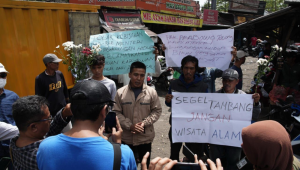 Aksi spontanitas warga Puncak, Bogor, mewarnai kunjungan Menteri Lingkungan Hidup Hanif Faisol pada Jumat, 3/10/2025 | Ist