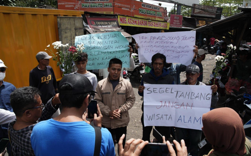 ‘Segel Tambang, Bukan Wisata Alam’, Pesan Demo Warga Puncak Adang Menteri Lingkungan Hidup