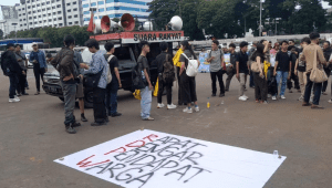 Badan Eksekutif Mahasiswa Universitas Indonesia (BEM UI) menggelar aksi demonstrasi dengan konsep Rapat Dengar Pendapat Warga (RDPW) di depan Gedung DPR RI, Senayan, Jakarta, Senin, 6/10/2025 | Novia Suhari/Forum Keadilan