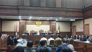 Junaedi Sabih, Legal Wilmar Muhammad Syafe'i, dan Boss Buzzer Adhiya Muzakki saat menghadapi sidang dakwaan di Pengadilan Tipikor Jakarta, Rabu, 22/10/2025 | Syahrul Baihaqi/Forum Keadilan
