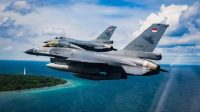 Jet tempur F-16 TNI AU yang melaksanakan misi close air support dalam operasi pendaratan amfibi | Dok. @militer.udara
