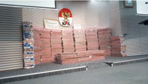 Uang Rp300 miliar dari total Rp883 miliar yang dipamerkan dalam konferensi di Gedung Merah Putih KPK, Jakarta, Kamis, 20/11/2025 | Muhammad Reza/Forum Keadilan