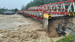 Kondisi jembatan yang terputus akibat banjir di Kabupaten Tapanuli Utara, Sumatra Utara, Selasa, 25/11/2025. | Dok BPBD Kabupaten Tapanuli Utara