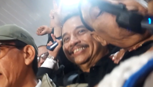 Pemerhati telematika, multimedia, dan Artificial intelligence (AI) KRMT Roy Suryo usai menjalani pemeriksaan hampir sembilan jam di Polda Metro Jaya (PMJ), Kamis, 13/11/2025 | Muhammad Reza/Forum Keadilan