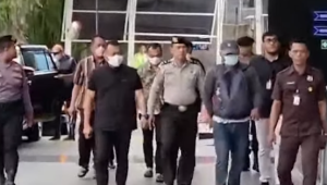 Bupati Ponorogo Sugiri Sancoko (masker putih) baju hitam tiba di Gedung KPK, Jakarta, Sabtu, 8/11/2025 pagi | Ist