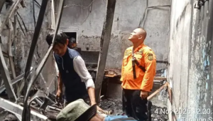 Rumah Hakim PN Medan Khamozaro Waruwu di Kompleks Taman Harapan Indah, Tanjung Sari, Medan, Sumut yang terbakar pada Selasa, 4/11/2025 | Ist