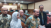 Eks Dirut ASDP Ira Puspadewi (kiri) saat menjalani sidang pembacaan vonis di Pengadilan Tipikor Jakarta, 20/11/2025.