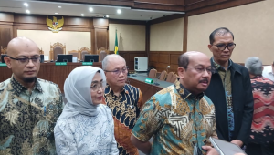 Eks Dirut ASDP Ira Puspadewi (kiri) saat menjalani sidang pembacaan vonis di Pengadilan Tipikor Jakarta, 20/11/2025.