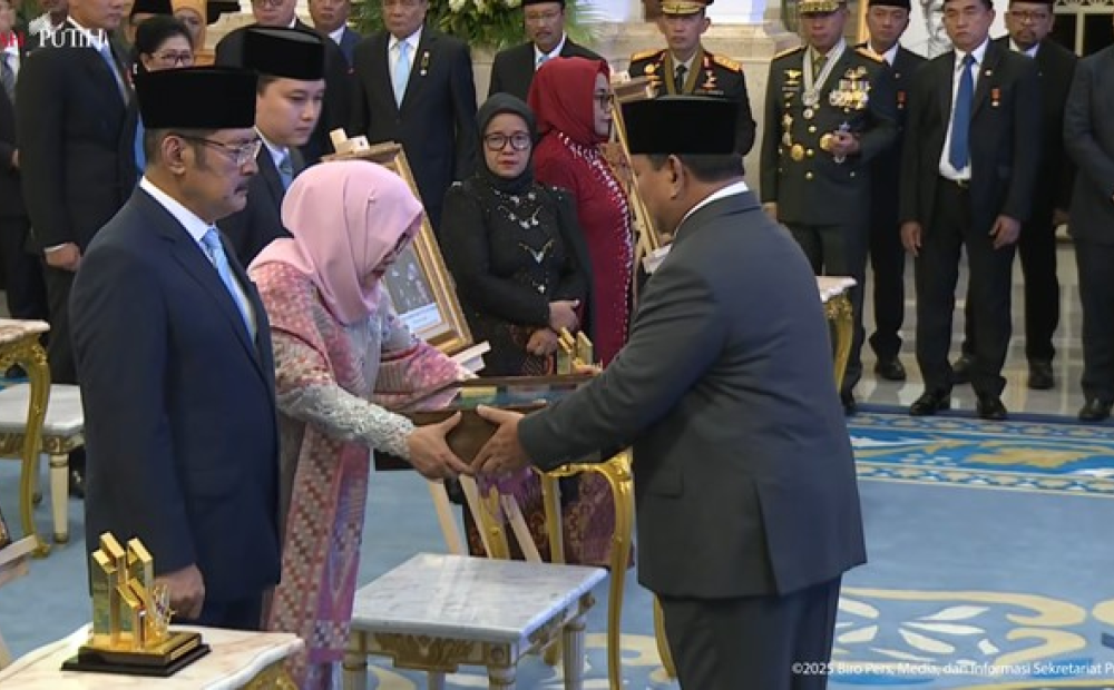 Resmi! Prabowo Beri Gelar Pahlawan Nasional untuk Soeharto